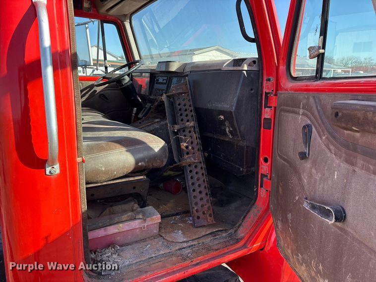 image for item ES8555 2000 International 4700 Low Profile truck cab and chassis