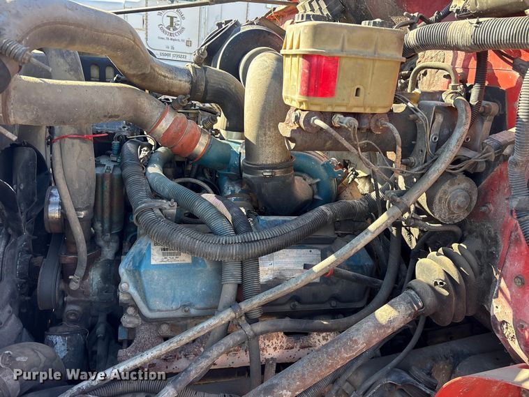 image for item ES8555 2000 International 4700 Low Profile truck cab and chassis