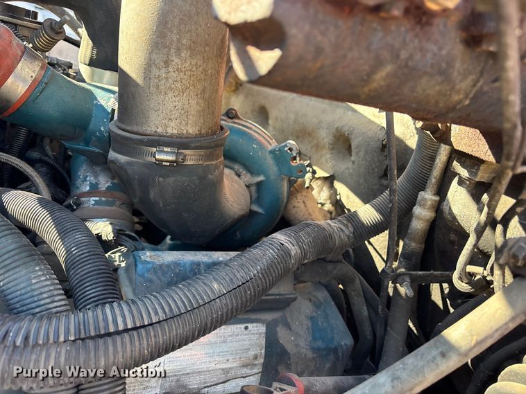 image for item ES8555 2000 International 4700 Low Profile truck cab and chassis