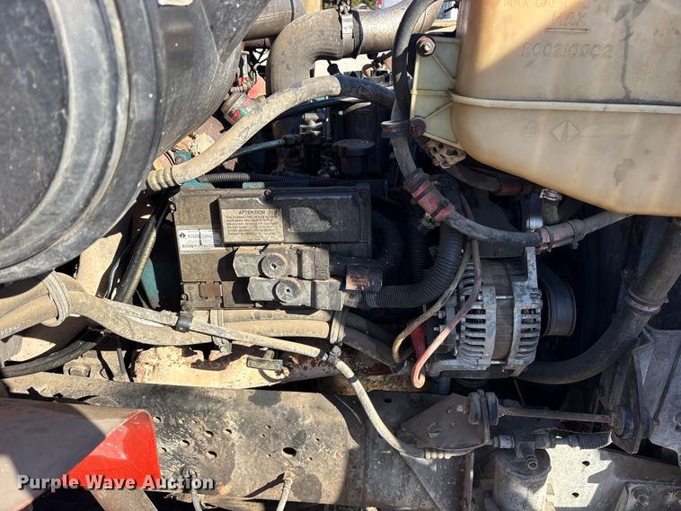 image for item ES8555 2000 International 4700 Low Profile truck cab and chassis