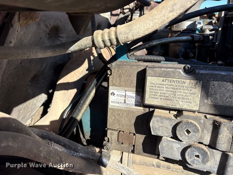 image for item ES8555 2000 International 4700 Low Profile truck cab and chassis