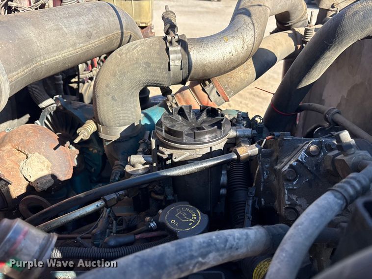 image for item ES8555 2000 International 4700 Low Profile truck cab and chassis