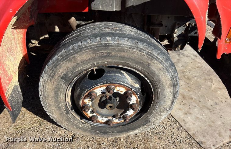 image for item ES8555 2000 International 4700 Low Profile truck cab and chassis