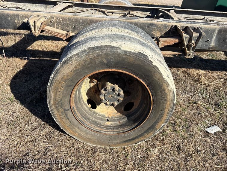 image for item ES8555 2000 International 4700 Low Profile truck cab and chassis