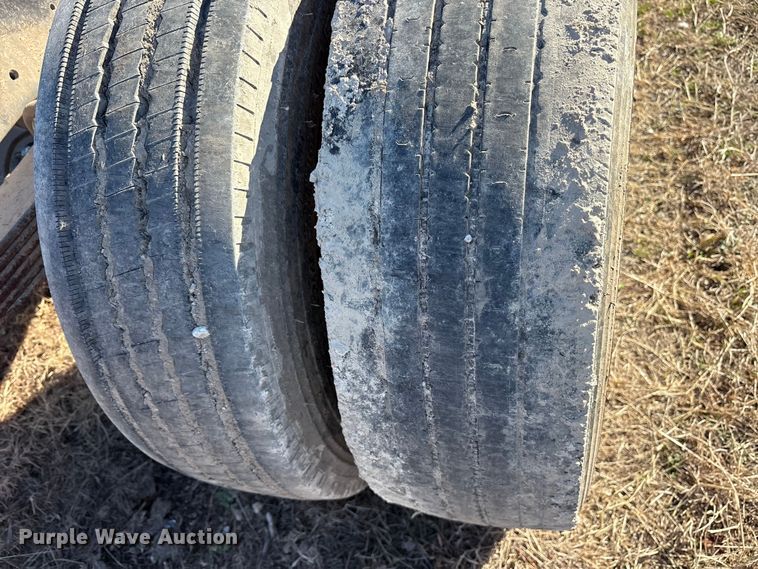 image for item ES8555 2000 International 4700 Low Profile truck cab and chassis