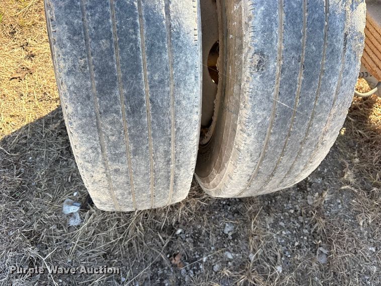 image for item ES8555 2000 International 4700 Low Profile truck cab and chassis