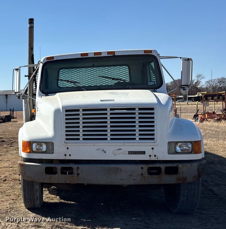 image for item ES8556 1999 International 4700 flatbed truck