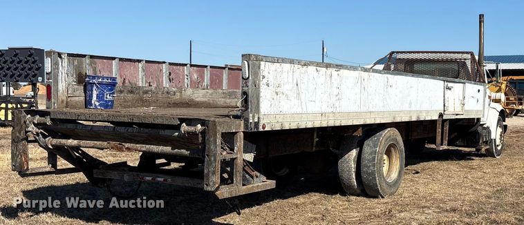 image for item ES8556 1999 International 4700 flatbed truck