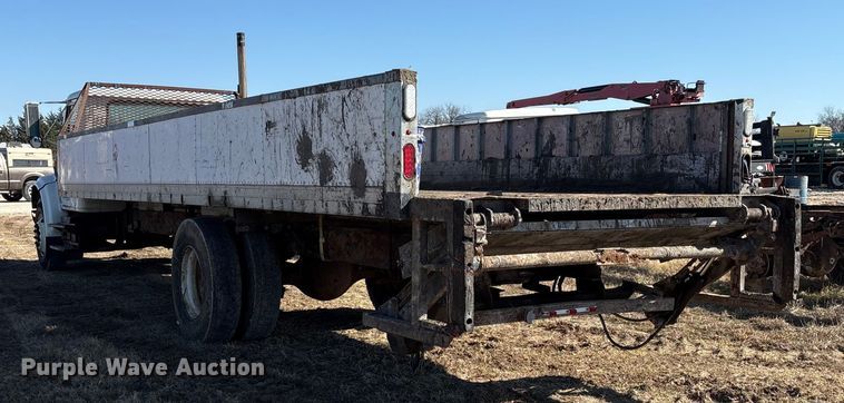 image for item ES8556 1999 International 4700 flatbed truck