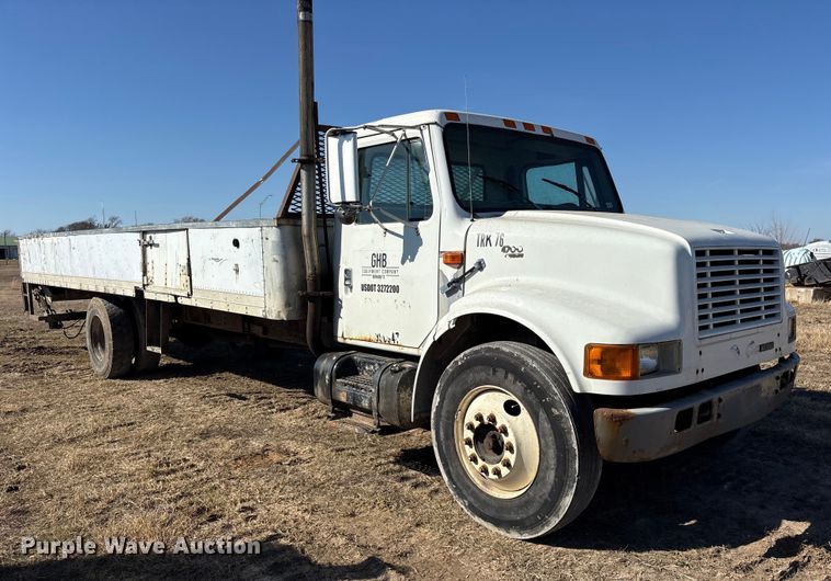 image for item ES8556 1999 International 4700 flatbed truck