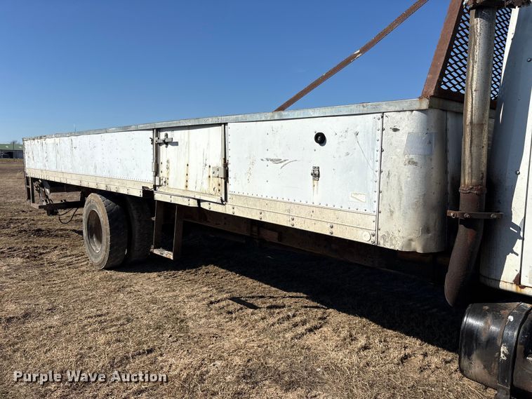 image for item ES8556 1999 International 4700 flatbed truck