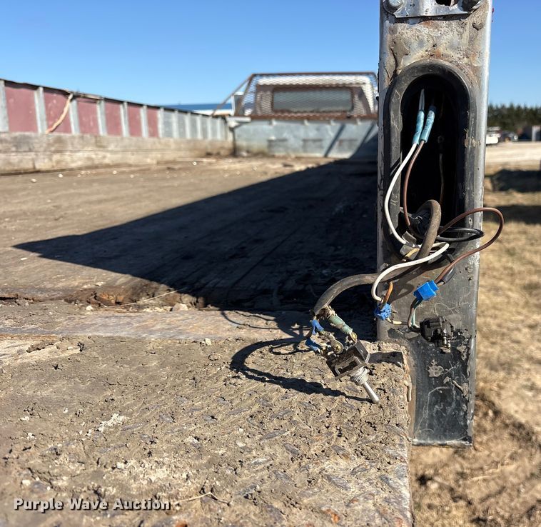 image for item ES8556 1999 International 4700 flatbed truck