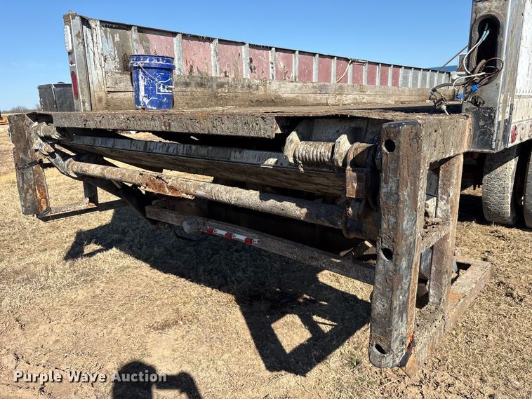 image for item ES8556 1999 International 4700 flatbed truck