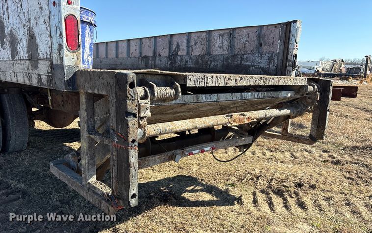 image for item ES8556 1999 International 4700 flatbed truck