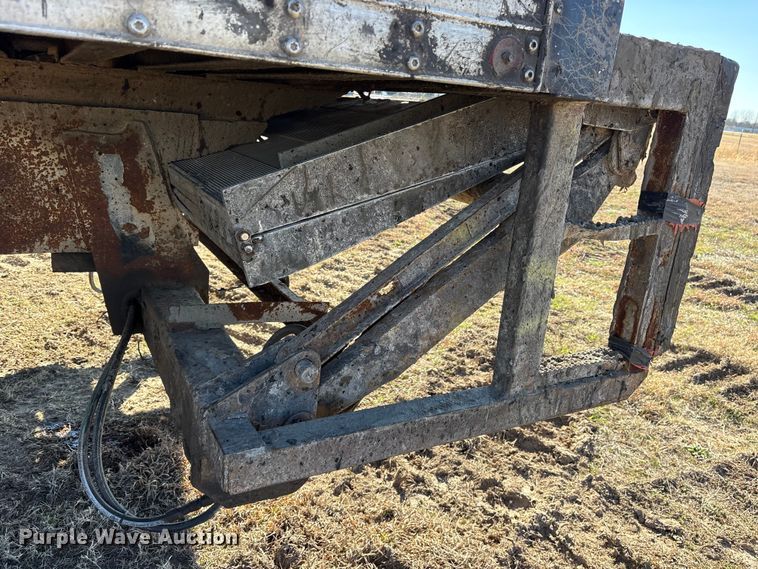 image for item ES8556 1999 International 4700 flatbed truck