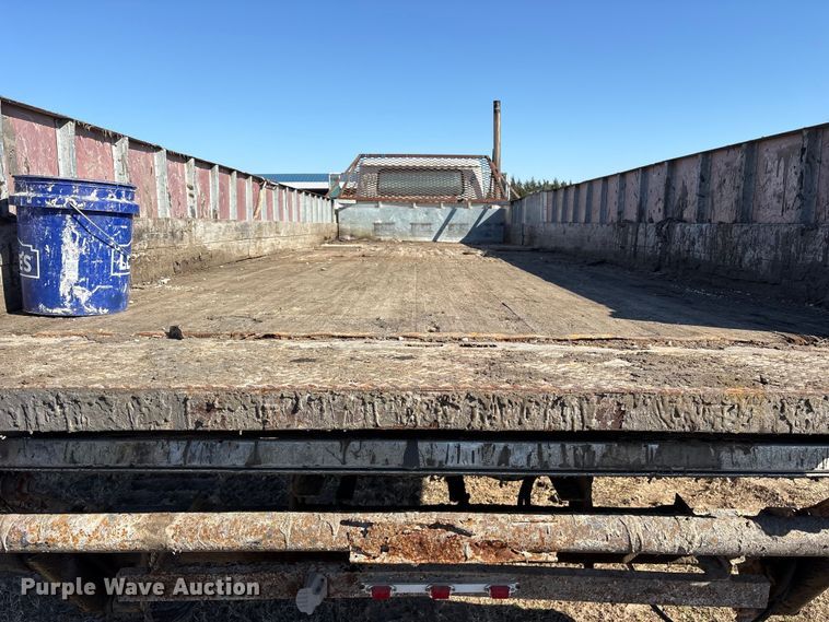 image for item ES8556 1999 International 4700 flatbed truck