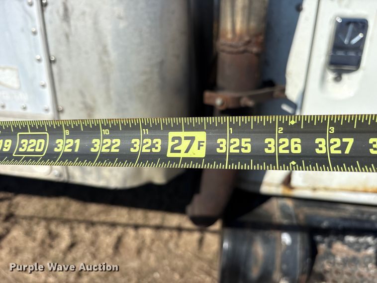 image for item ES8556 1999 International 4700 flatbed truck