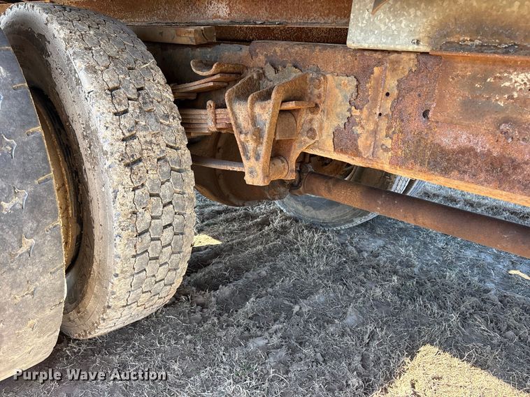 image for item ES8556 1999 International 4700 flatbed truck