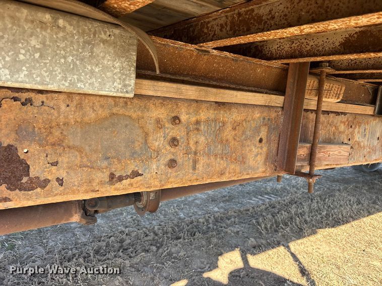 image for item ES8556 1999 International 4700 flatbed truck