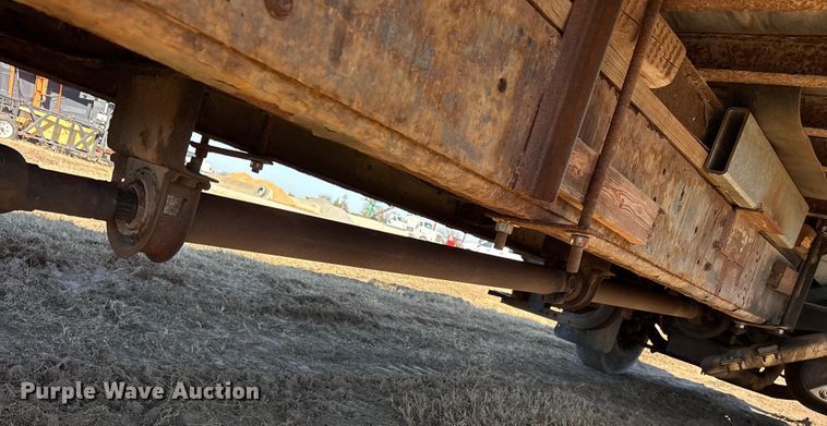 image for item ES8556 1999 International 4700 flatbed truck