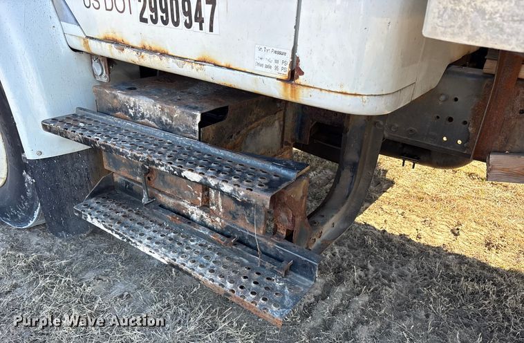 image for item ES8556 1999 International 4700 flatbed truck