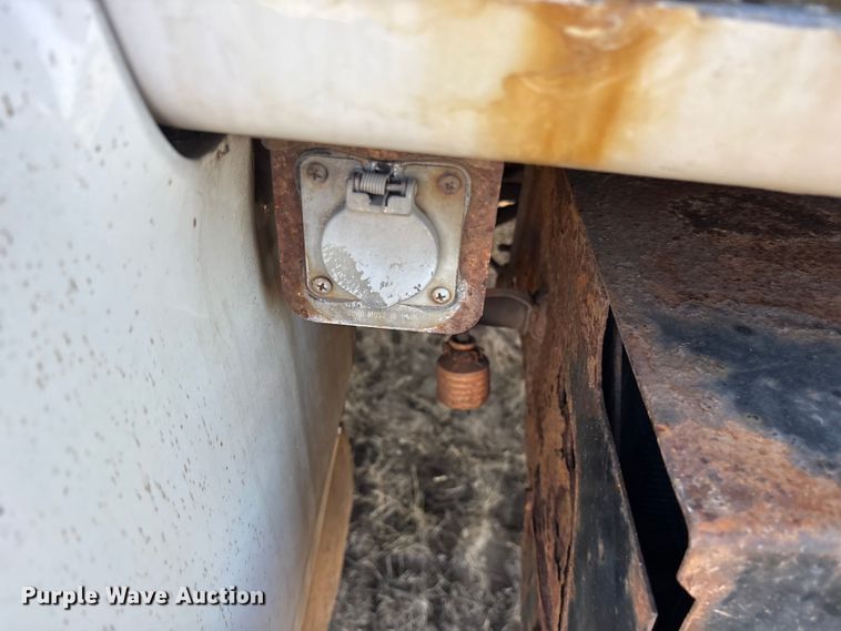 image for item ES8556 1999 International 4700 flatbed truck