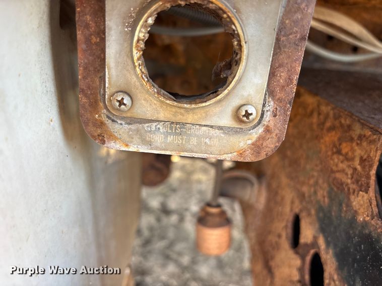 image for item ES8556 1999 International 4700 flatbed truck