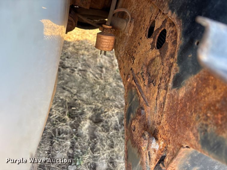 image for item ES8556 1999 International 4700 flatbed truck