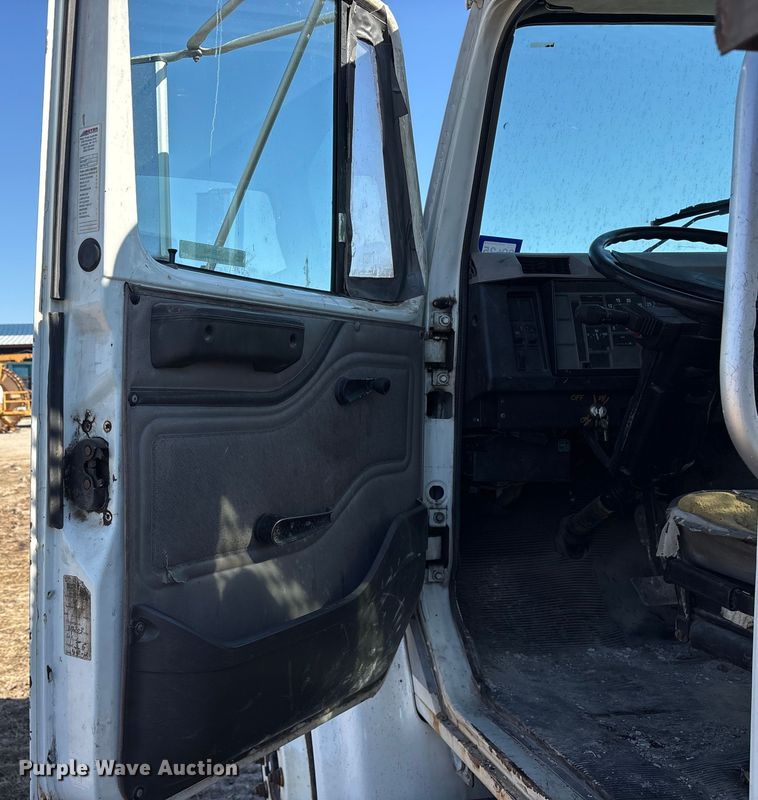 image for item ES8556 1999 International 4700 flatbed truck