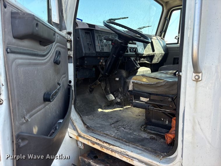 image for item ES8556 1999 International 4700 flatbed truck