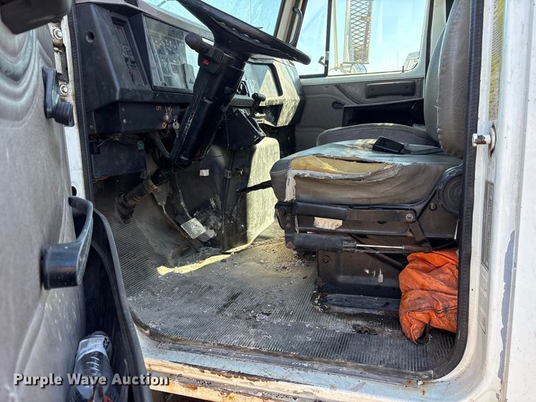 image for item ES8556 1999 International 4700 flatbed truck