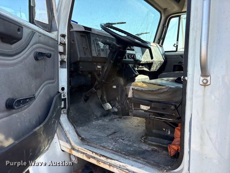 image for item ES8556 1999 International 4700 flatbed truck