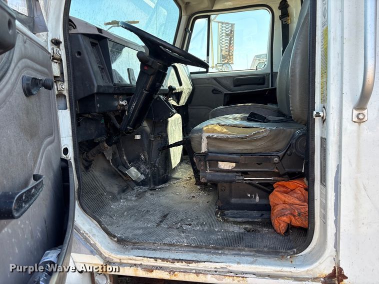 image for item ES8556 1999 International 4700 flatbed truck