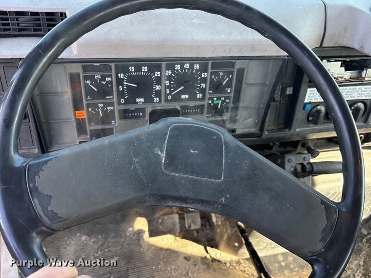 image for item ES8556 1999 International 4700 flatbed truck