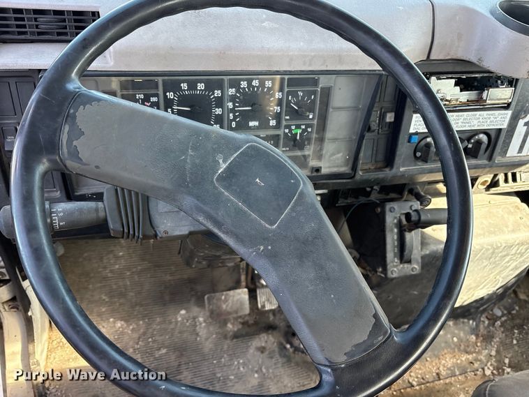 image for item ES8556 1999 International 4700 flatbed truck