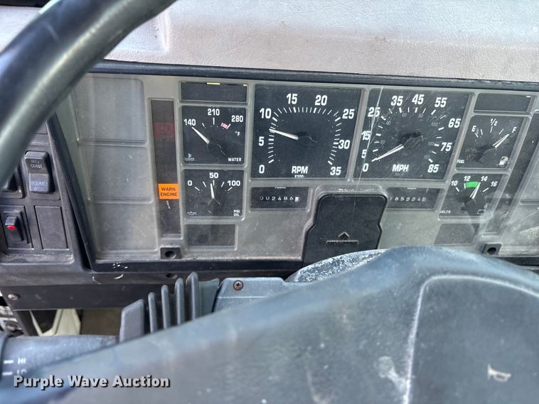 image for item ES8556 1999 International 4700 flatbed truck