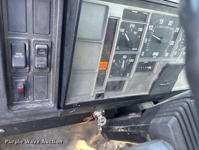 image for item ES8556 1999 International 4700 flatbed truck