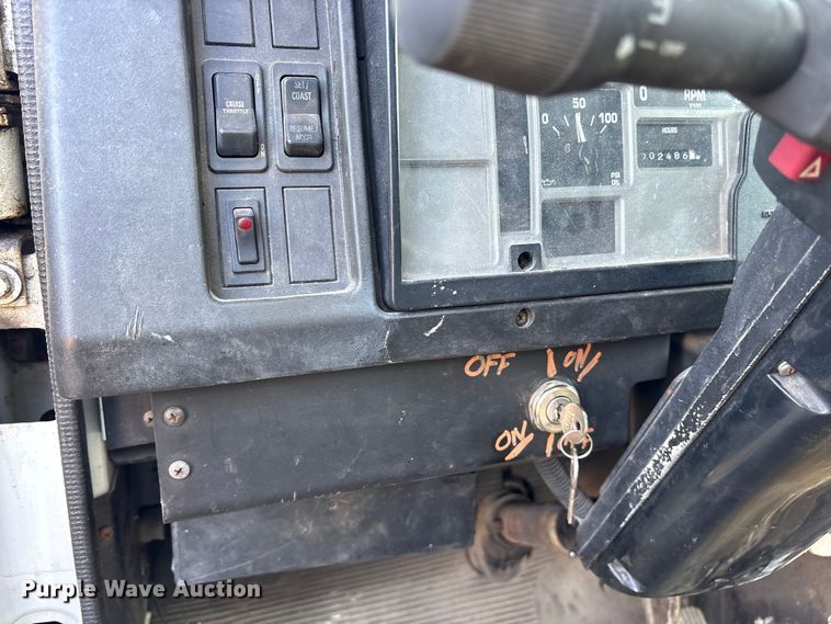 image for item ES8556 1999 International 4700 flatbed truck