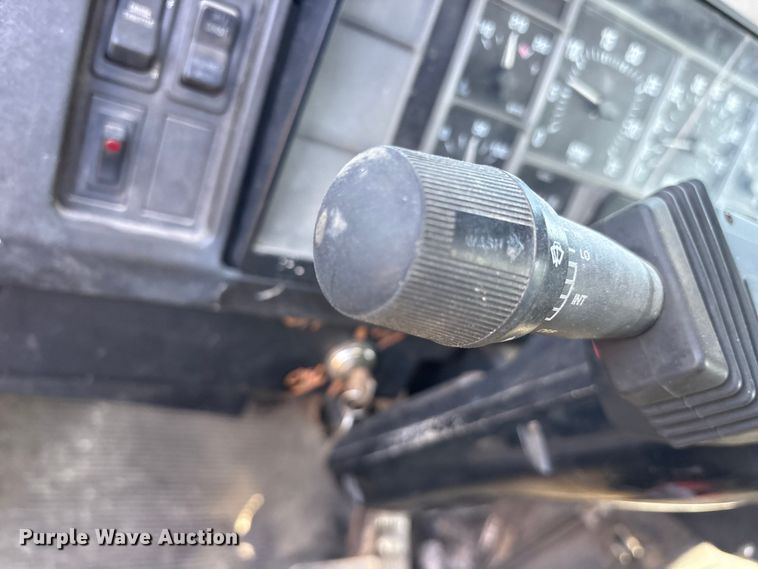 image for item ES8556 1999 International 4700 flatbed truck