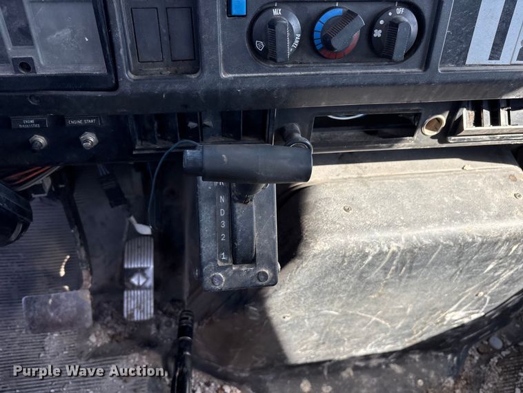 image for item ES8556 1999 International 4700 flatbed truck