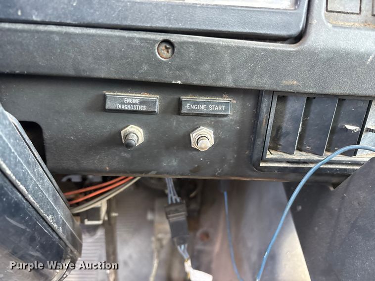 image for item ES8556 1999 International 4700 flatbed truck