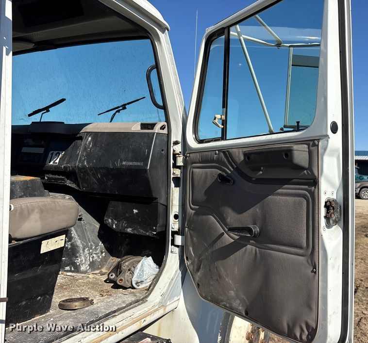 image for item ES8556 1999 International 4700 flatbed truck