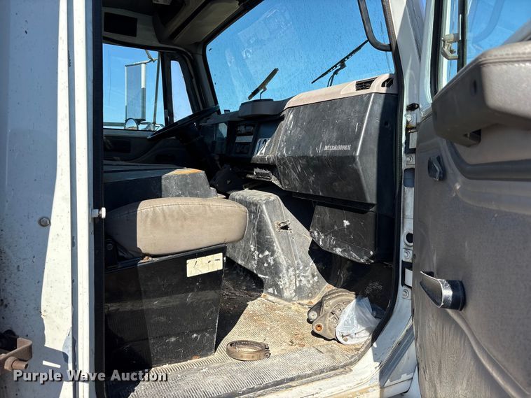 image for item ES8556 1999 International 4700 flatbed truck