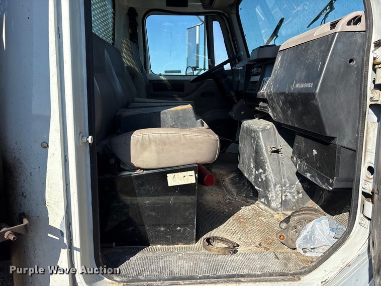 image for item ES8556 1999 International 4700 flatbed truck