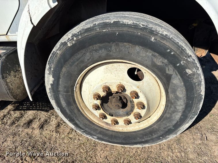 image for item ES8556 1999 International 4700 flatbed truck