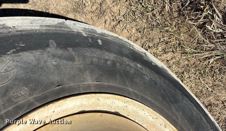 image for item ES8556 1999 International 4700 flatbed truck