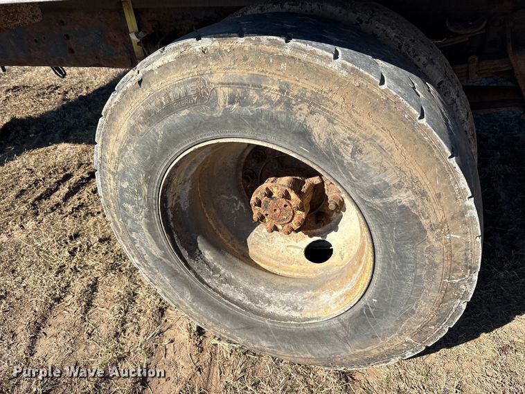 image for item ES8556 1999 International 4700 flatbed truck