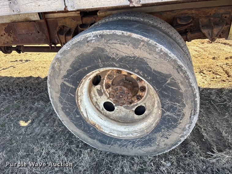 image for item ES8556 1999 International 4700 flatbed truck