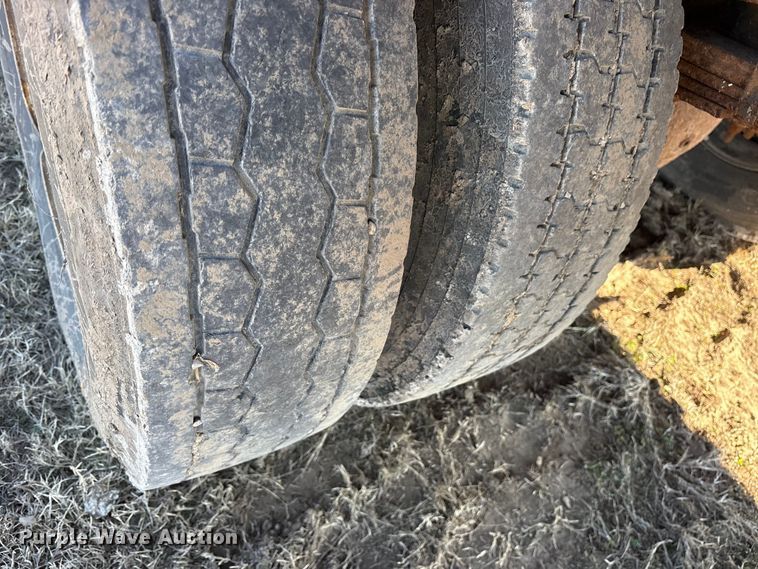 image for item ES8556 1999 International 4700 flatbed truck