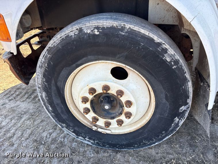 image for item ES8556 1999 International 4700 flatbed truck